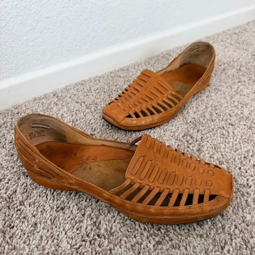 Clarks Huarache Sandals Women's 9.5 M Leather Upper Handwoven Brown Comfortable